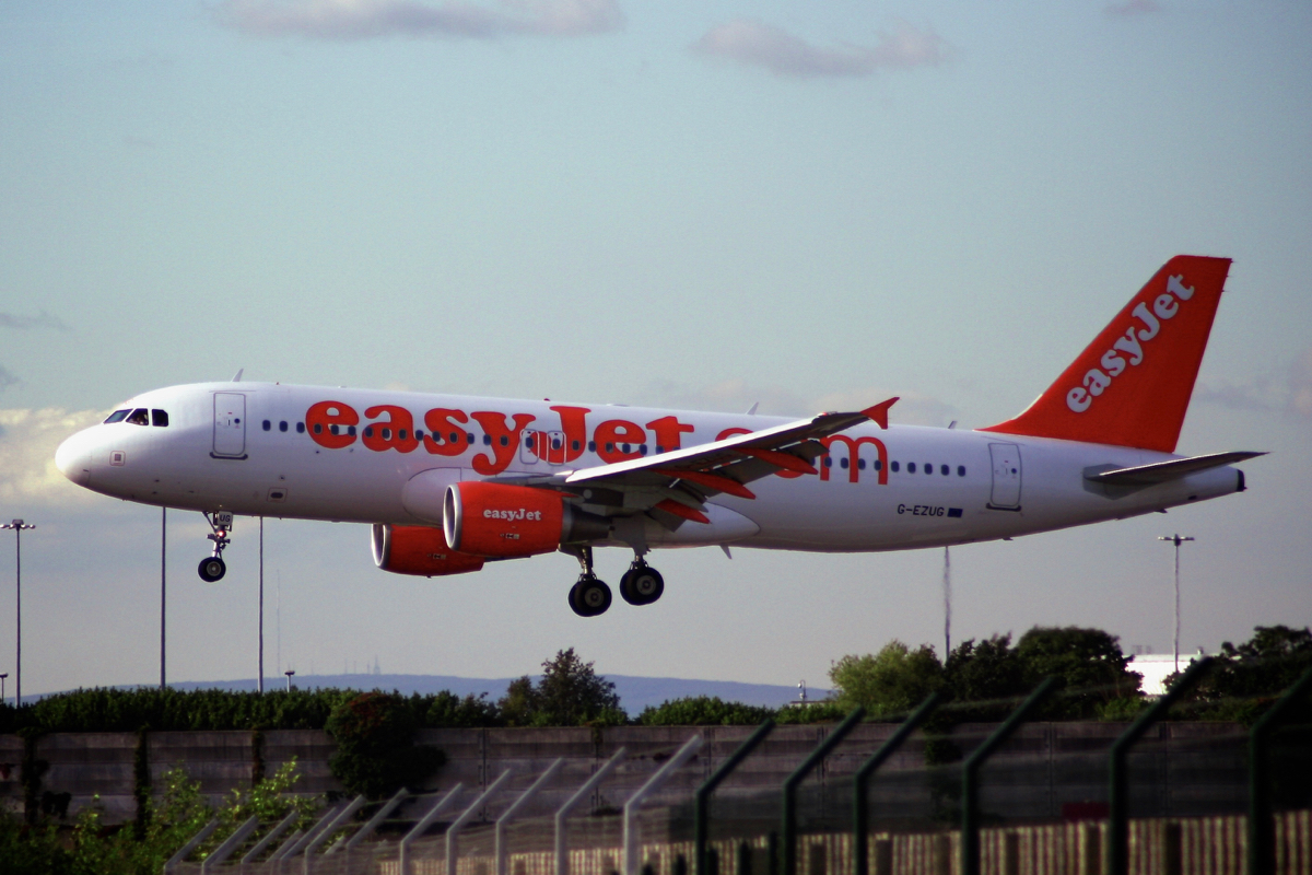 EasyJet coming in to land at Manchester Airport